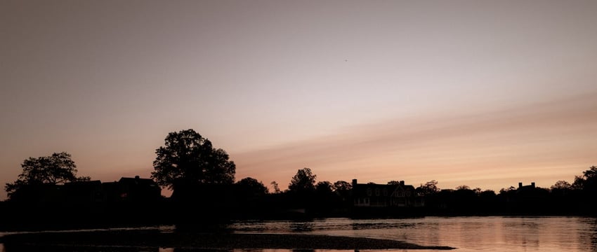 В Ляховичах под колесами поезда погибла 18-летняя девушка. Она нарушила все, что могла: пересекала переход на велосипеде и в наушниках