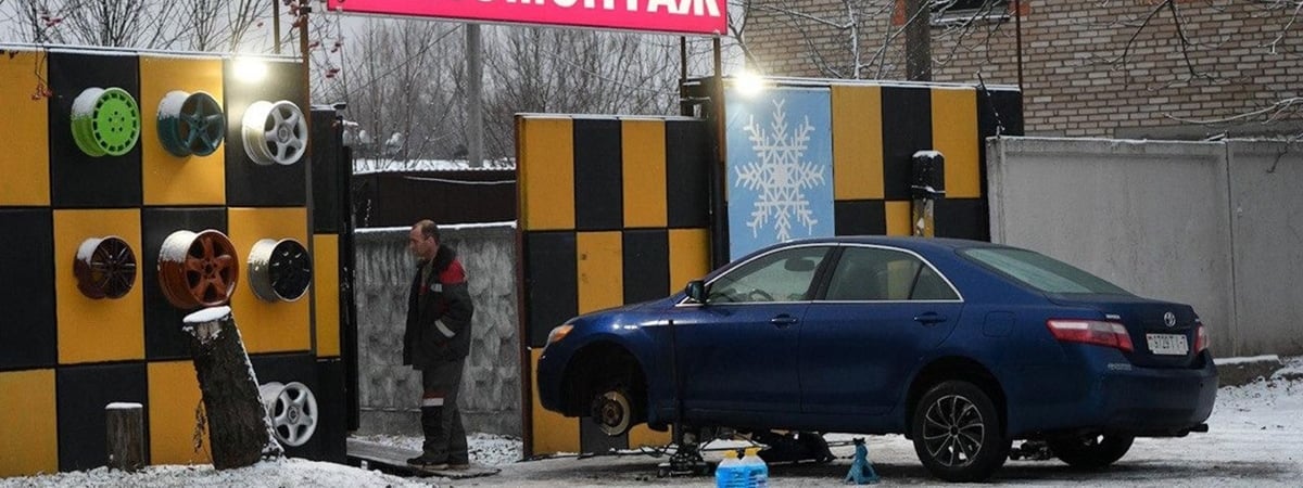 Запрет на летнюю резину истёк, но в ГАИ посоветовали белорусам не торопиться на шиномонтаж. При каких условиях уже можно? — Полезно