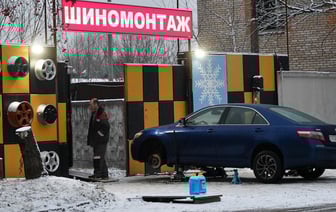 Запрет на летнюю резину истёк, но в ГАИ посоветовали белорусам не торопиться на шиномонтаж. При каких условиях уже можно? — Полезно