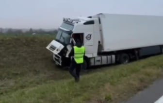 Водитель фуры погиб под колесами своего авто в Ошмянском районе