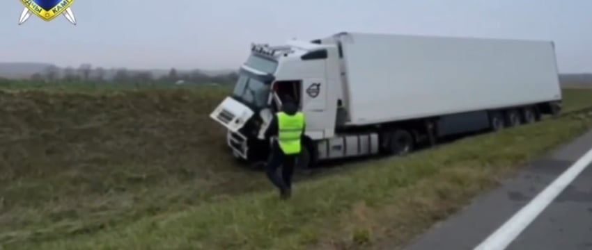 Водитель фуры погиб под колесами своего авто в Ошмянском районе