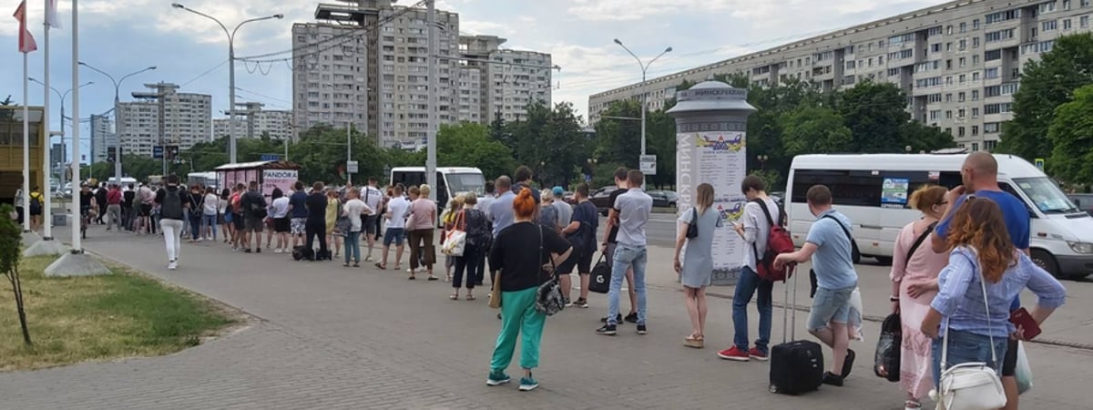 «Они круглосуточно стоят?» На Немиге люди выстроились в огромную очередь чтобы записаться в «волшебную тетрадь». Фотофакт— вот зачем ВИДЕО