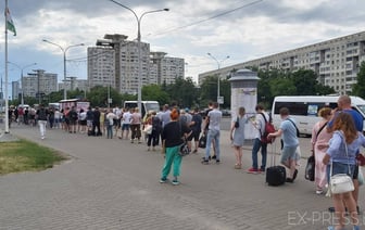 «Они круглосуточно стоят?» На Немиге люди выстроились в огромную очередь чтобы записаться в «волшебную тетрадь». Фотофакт— вот зачем ВИДЕО