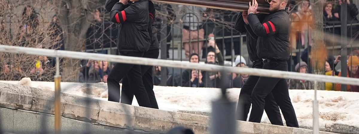 В Москве желающие простится с Навальным выстроились в двухкилометровую очередь — Видео