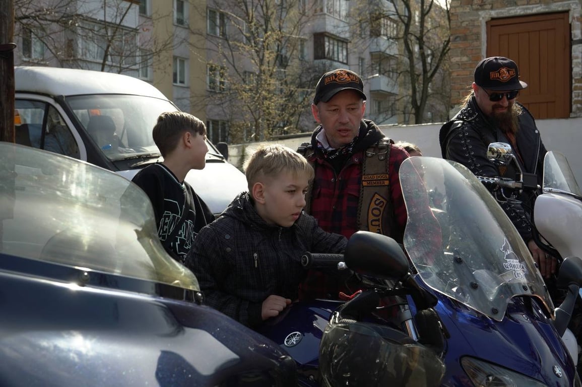 В Бресте байкеры заехали в социальный приют на МОПРа