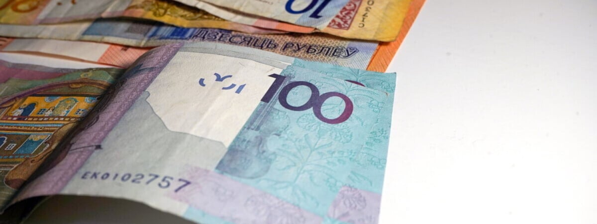 Белстат зафиксировал снижение средней зарплаты — сразу на 366,5 рубля. А что в Польше, Литве, России?