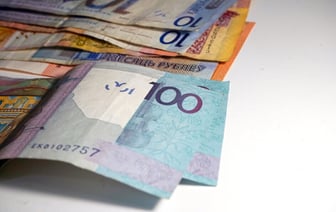 Белстат зафиксировал снижение средней зарплаты — сразу на 366,5 рубля. А что в Польше, Литве, России?