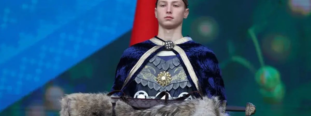 В Полоцке Лукашенко на шкуре волка принесли меч