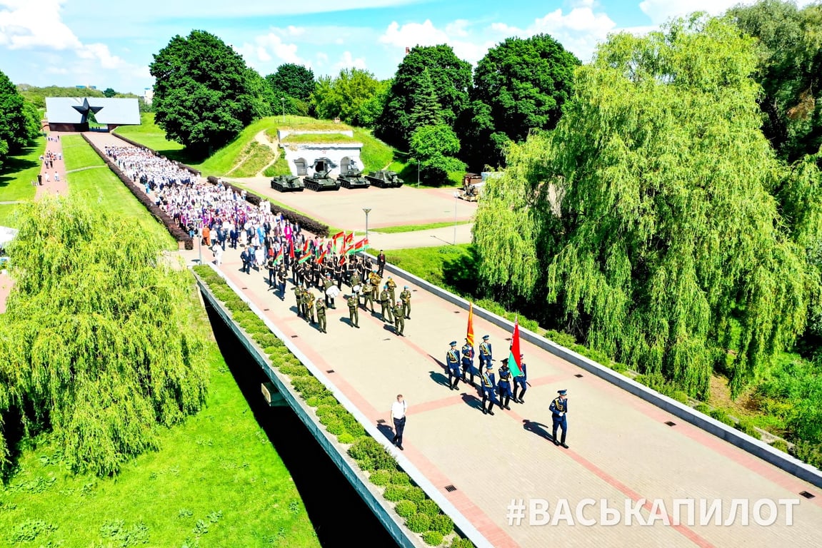 Искренние напутствия, много музыки и рекорд. Выпускники страны празднуют «Последний звонок» в Бресте