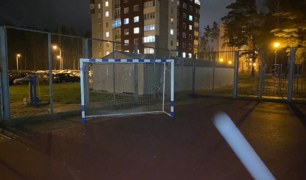 В Беларуси на ребенка упали футбольные ворота. Мальчик в реанимации