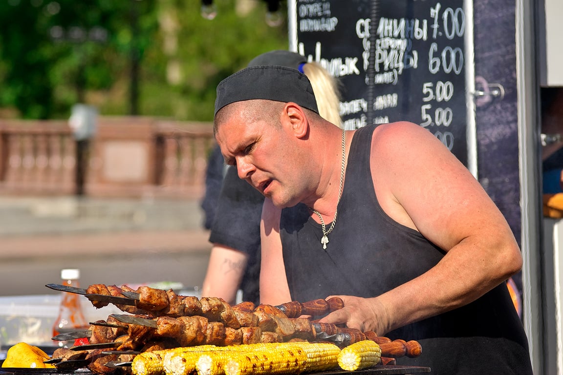 Приготовление шашлыка на улице во время фестиваля «Славянский базар в Витебске». Фото Сергея Серебро