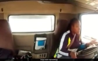 Видео с видеорегистратора показывает момент, когда грузовик врезался в мост в США, оставшись болтаться