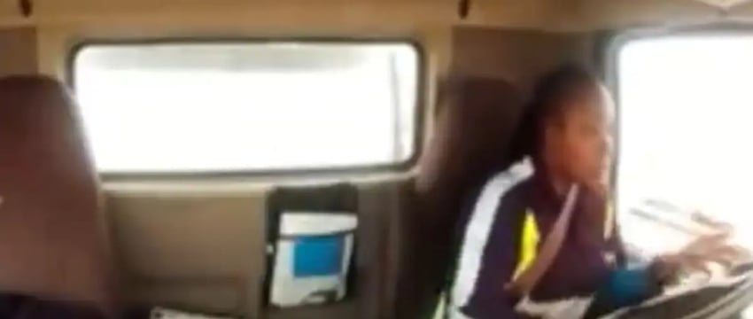 Видео с видеорегистратора показывает момент, когда грузовик врезался в мост в США, оставшись болтаться