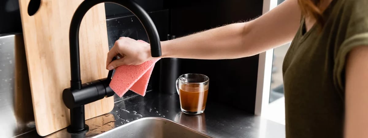 Как отмыть матовые смесители? Эти 2 домашних трюка эффективно удалят налёт даже с чёрной сантехники — Полезно