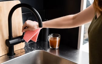 Как отмыть матовые смесители? Эти 2 домашних трюка эффективно удалят налёт даже с чёрной сантехники — Полезно