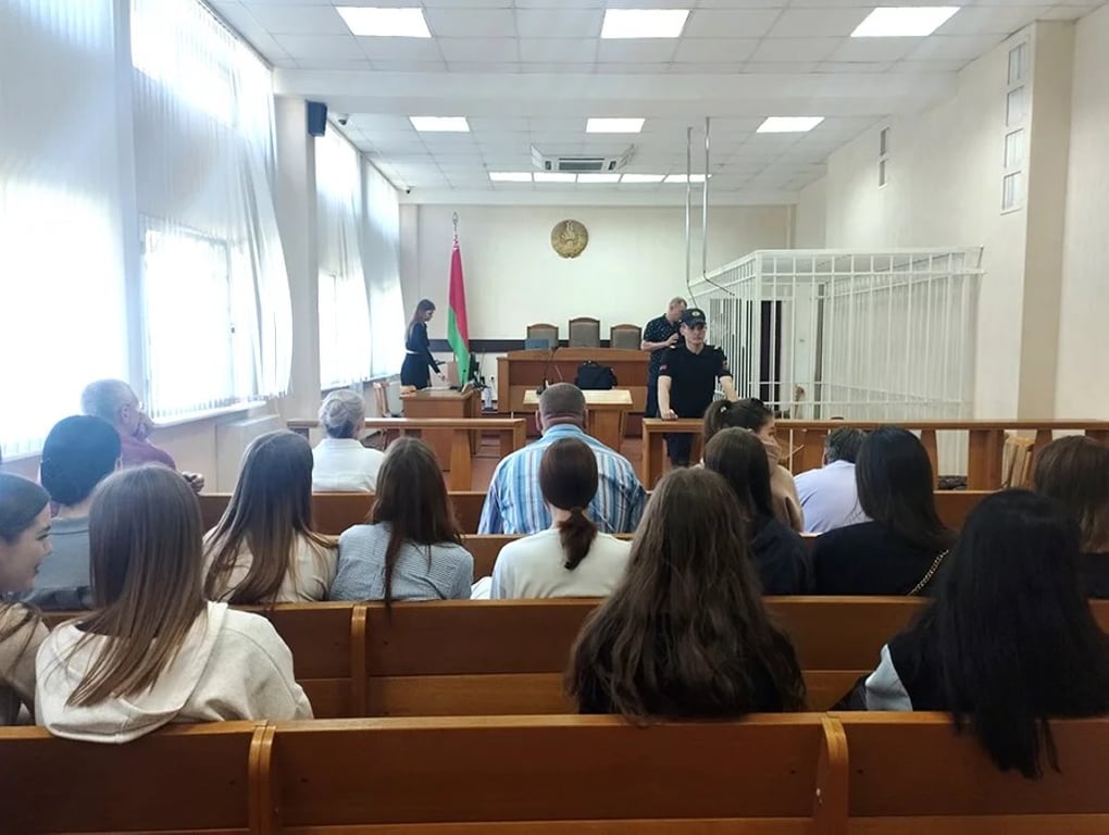 В Беларуси студент сбросил с 8-го этажа высотки стул и попал в прохожую. Как его наказали?