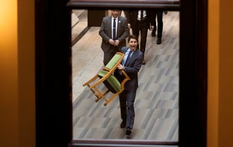 Трюдо, покидая кресло премьер-министра Канады, унёс его с собой и показал язык