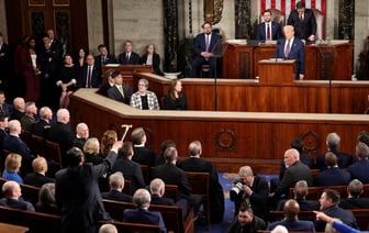 Демократы освистали и попытались сорвать выступление Трампа в Конгрессе США — Видео