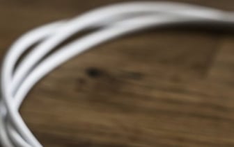 В Беларуси мужчина избил ребенка сожительницы кабелем от зарядки. Суд вынес приговор