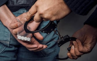 В Гомеле преподаватель разоблачил подростка-наркокурьера, но тот смог избежать уголовного дела. Как удалось?