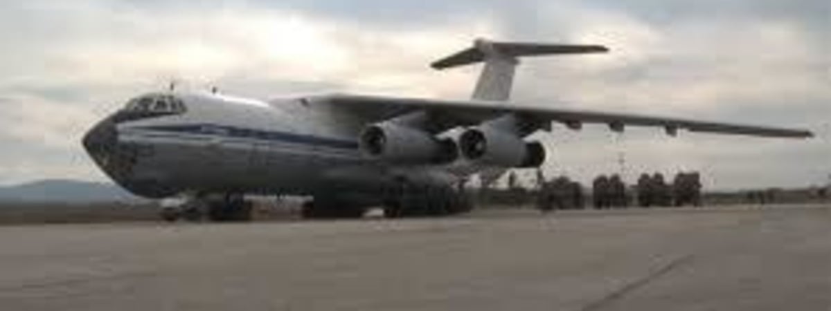 На российской авиабазе в Сирии наблюдается много грузовых самолетов. Но значит ли это, что российские войска уходят из страны?