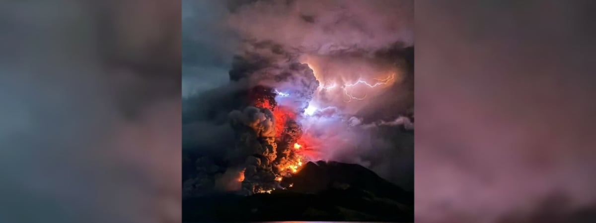В Индонезии впервые за 22 года проснулся вулкан Руанг – сотни людей эвакуировали — Видео