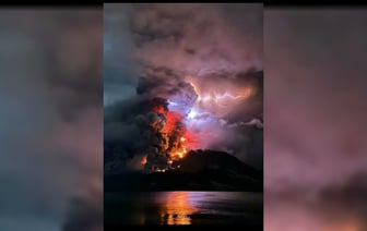 В Индонезии впервые за 22 года проснулся вулкан Руанг – сотни людей эвакуировали — Видео