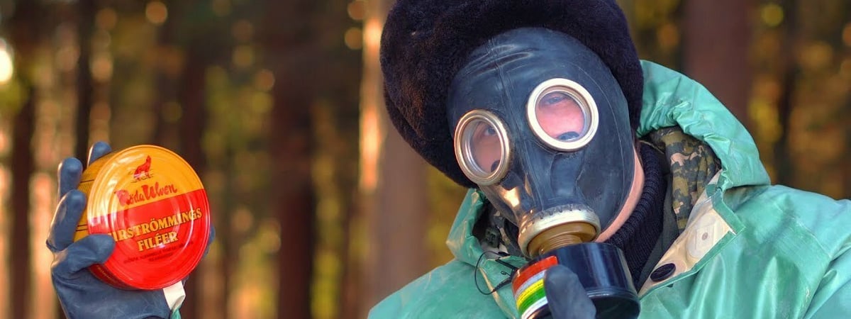 Эти консервы с селёдкой продают в Беларуси по 70 руб. за банку. Почему в комплекте не идет противогаз? — Полезно