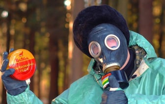 Эти консервы с селёдкой продают в Беларуси по 70 руб. за банку. Почему в комплекте не идет противогаз? — Полезно