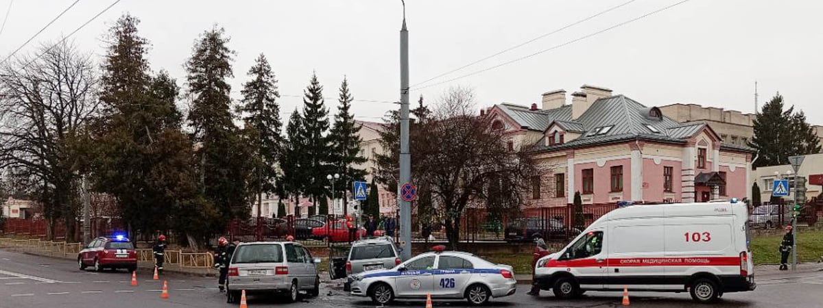 В Гродно в центре произошла серьезная авария — понадобилась помощь спасателей