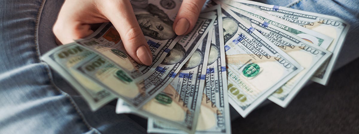 Доллар впервые за неделю подешевел в Беларуси, евро снова подорожал. На сколько и что с валютой РФ?