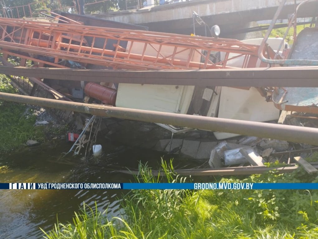 Автовышка рухнула с моста в Сморгони