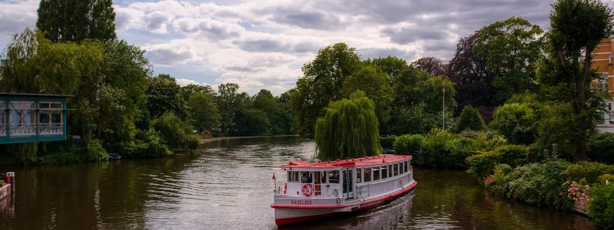 В порту Гамбурга беспилотник следил за британским авианосцем