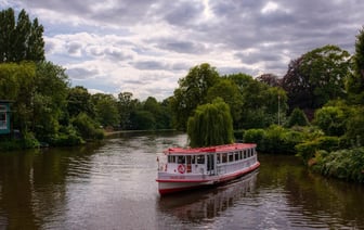 В порту Гамбурга беспилотник следил за британским авианосцем