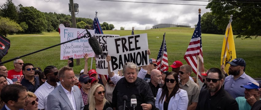 "Горжусь тем, что попал в тюрьму": бывший помощник Трампа отбывает 4-месячный срок