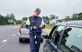 ГАИ начала отработку автодороги в 4 районах Беларуси. А где объявили рейды на учебные машины и такси?