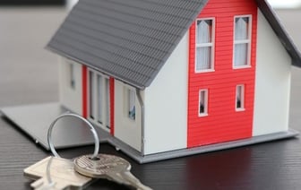 Белорус выставил на продажу дом, но под видом покупателей к нему пришли судебные исполнители