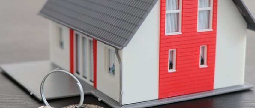 Белорус выставил на продажу дом, но под видом покупателей к нему пришли судебные исполнители