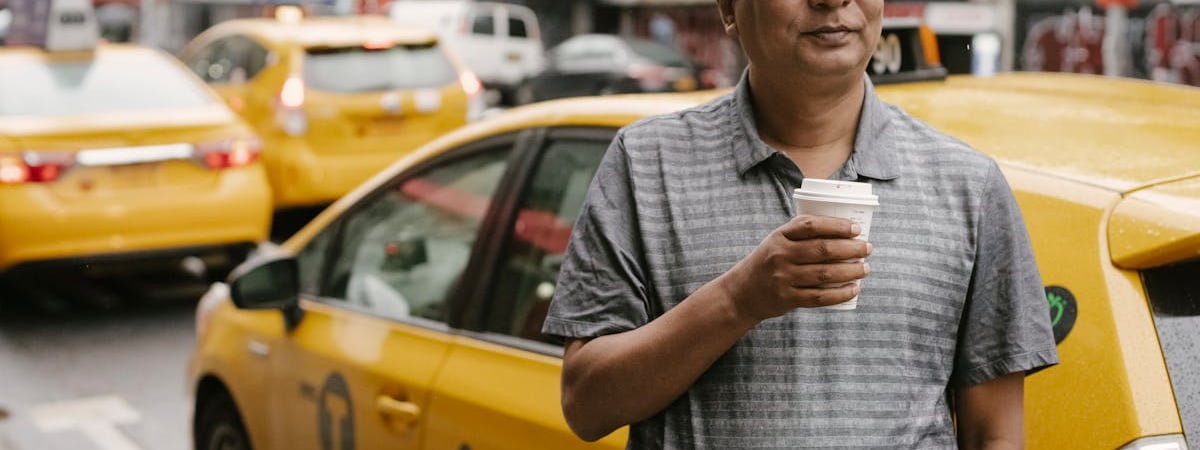 Таксист наехал на милиционера, потому что не хотел попадать в милицию; на него завели уголовное дело