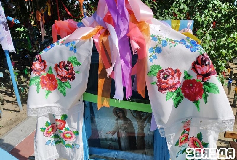 Жители Каменецкого района несут кресты к дереву, под которым, по легенде, деревенской девочке явилась Божья Матерь