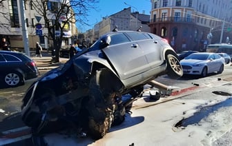 Водитель в центре Минска въехал на дорожный знак — Фото