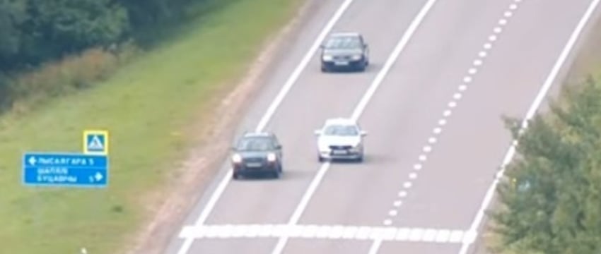Дрон помог ГАИ поймать водителя на запрещенном обгоне. Видео с воздуха