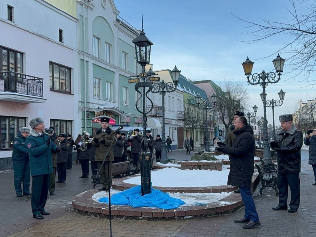 В Бресте на Советской открыли новый арт-объект - фонарь от МЧС