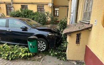 Минчанка в центре города протаранила авто и мотоцикл и врезалась в жилую многоэтажку — Фото