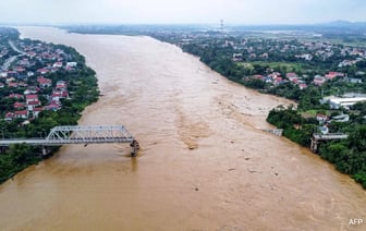 Во Вьетнаме мост обрушился после тайфуна, автомобили упали в реку
