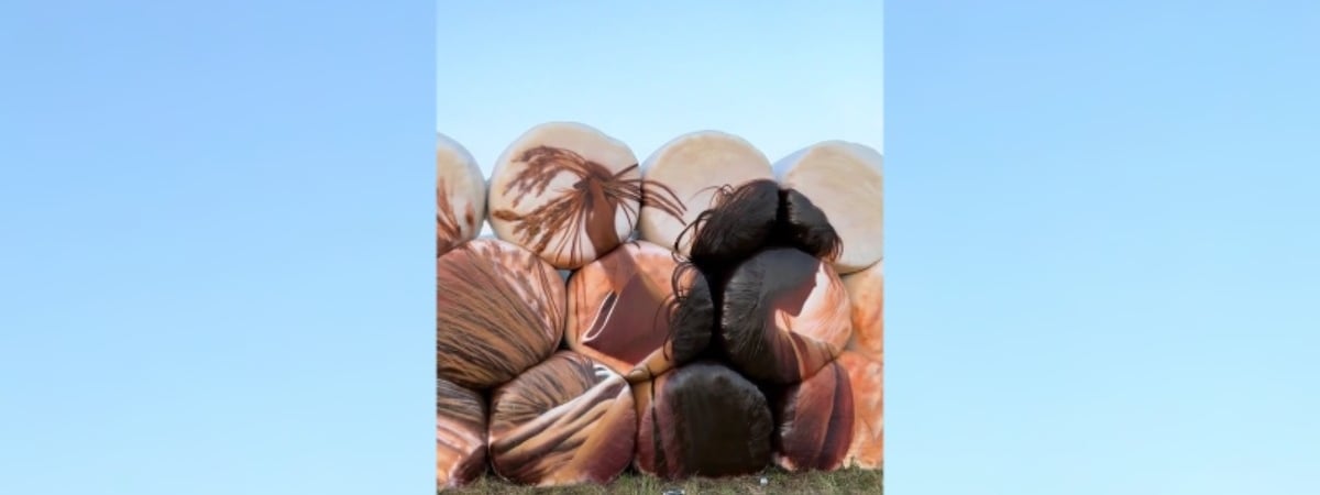 «Наконец-то что-то эстетичное» — Под Гродно собрали из тюков соломы не «паровозики» и не «замки» — Видео