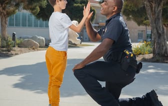 Хотел «повеселиться»: в Бресте 19-летний парень гонялся за детьми с ножом