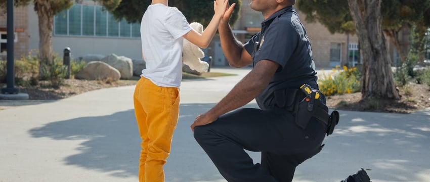 Хотел «повеселиться»: в Бресте 19-летний парень гонялся за детьми с ножом