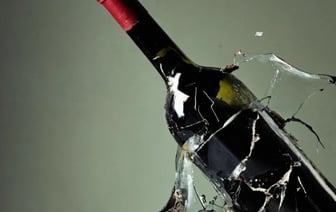 Разбитая бутылка в магазине: кто должен платить?