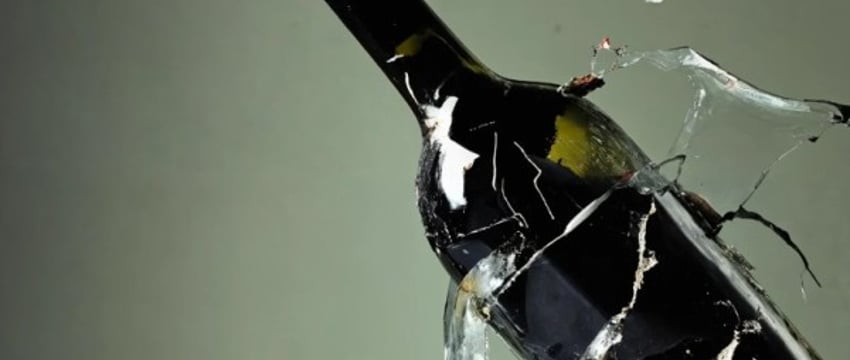 Разбитая бутылка в магазине: кто должен платить?